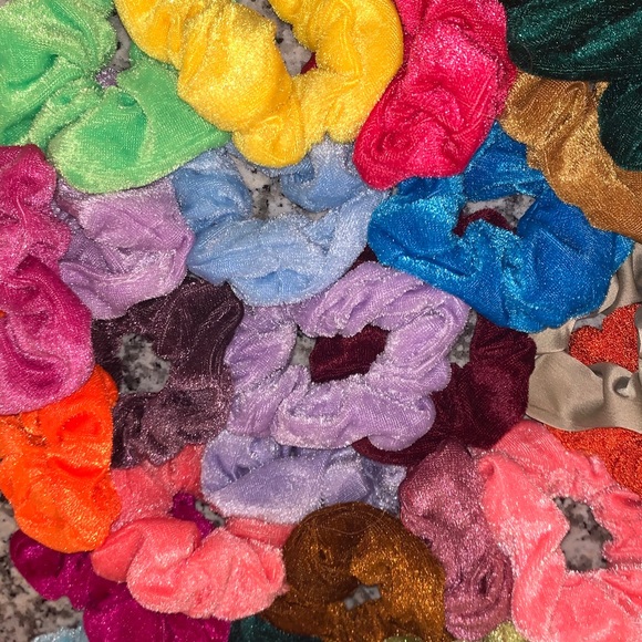 SCRUNCHIES ✨ - Picture 3 of 5